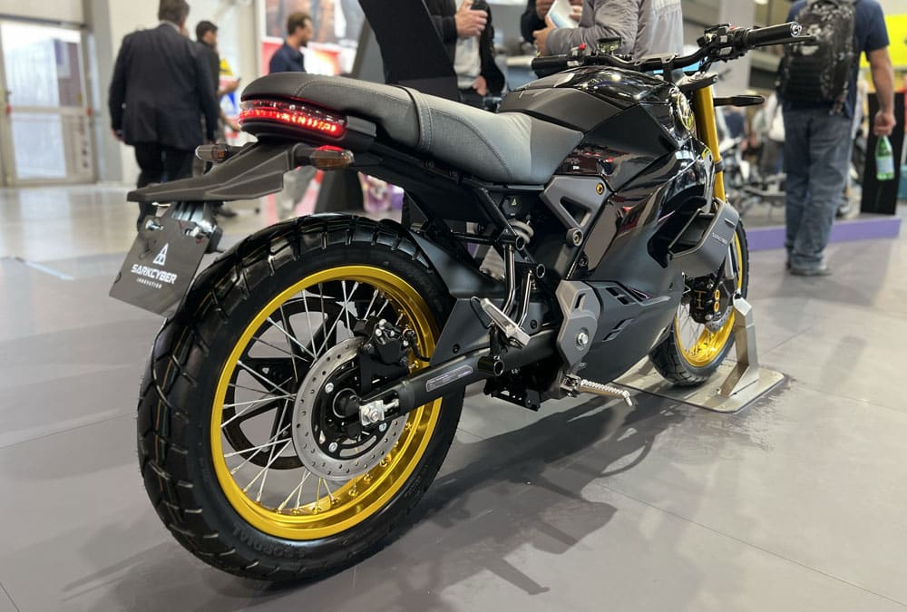 Vue arrière droit de la Sarkcyber ZS20X Draco lors de l'EICMA 2022