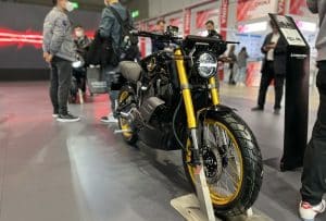 Vue avant droit de la Sarkcyber ZS20X Draco lors de l'EICMA 2022