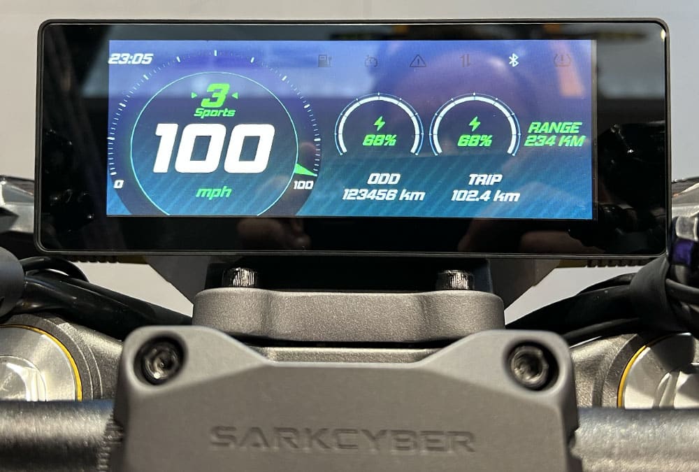 Gros plan sur le compteur de la Sarkcyber ZS20X Draco lors de l'EICMA 2022