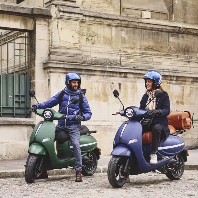 Un homme et une femme au guidon de deux Pink Pop Plus