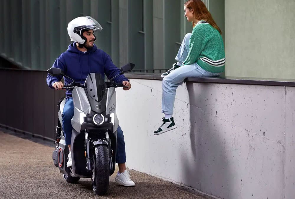 Couple autour d'un Seat MO 50