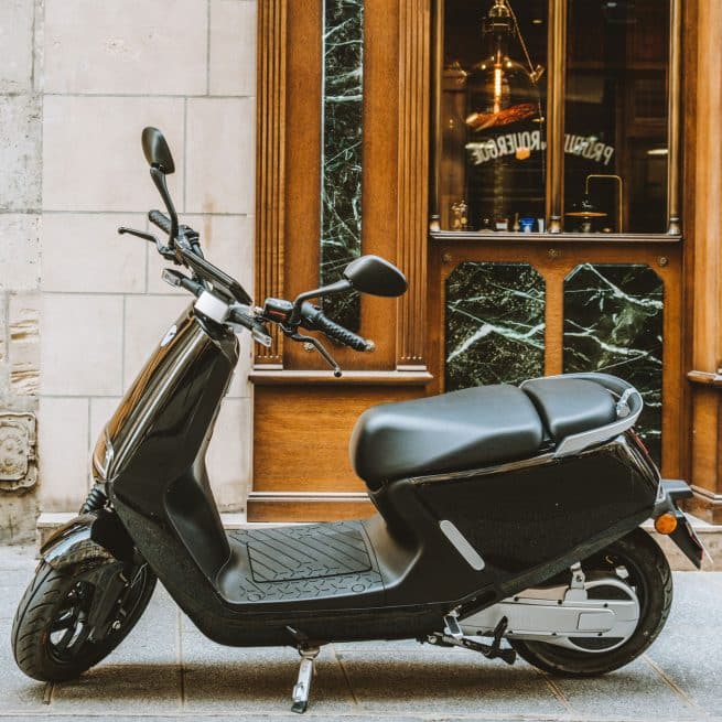 Le Yadea G5 Pro noir garé sur sa béquille latérale dans les rues de Paris