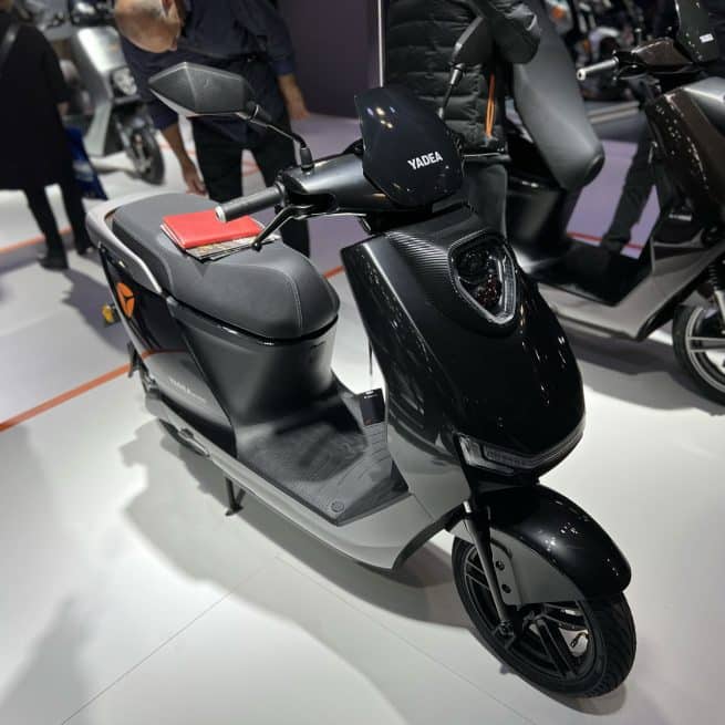 Un Yadea F200 noir exposé lors de l'eicma 2022