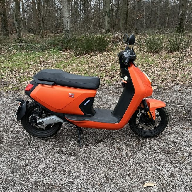 niu mqi gt evo orange occasion 388 km coté droit