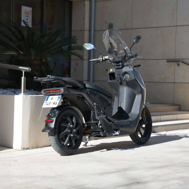 Murtas Motorcycles MX1 MX2, dans la rue, garé, vue arrière