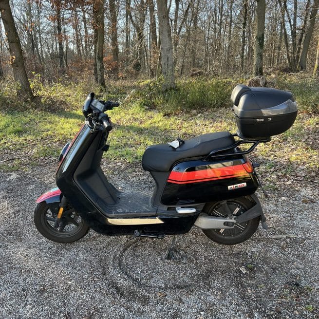 Niu NQi GT Noir / Rouge occasion 1022 km côté gauche