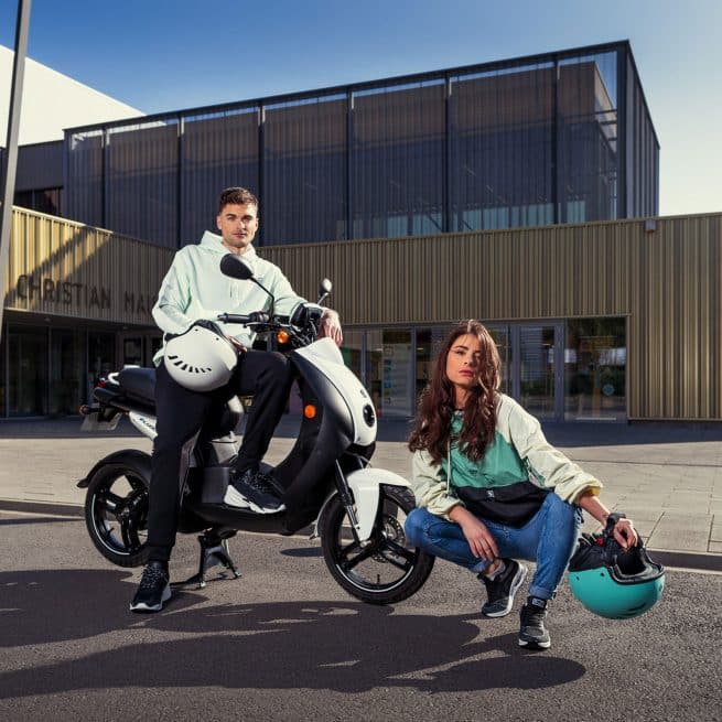 Couple autour d'un Peugeot E-Ludix