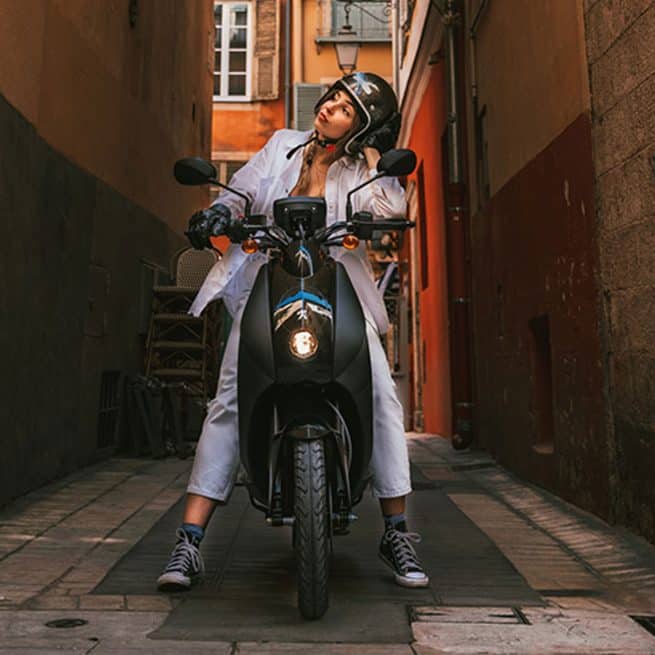 Jeune femme sur un Peugeot E-Ludix