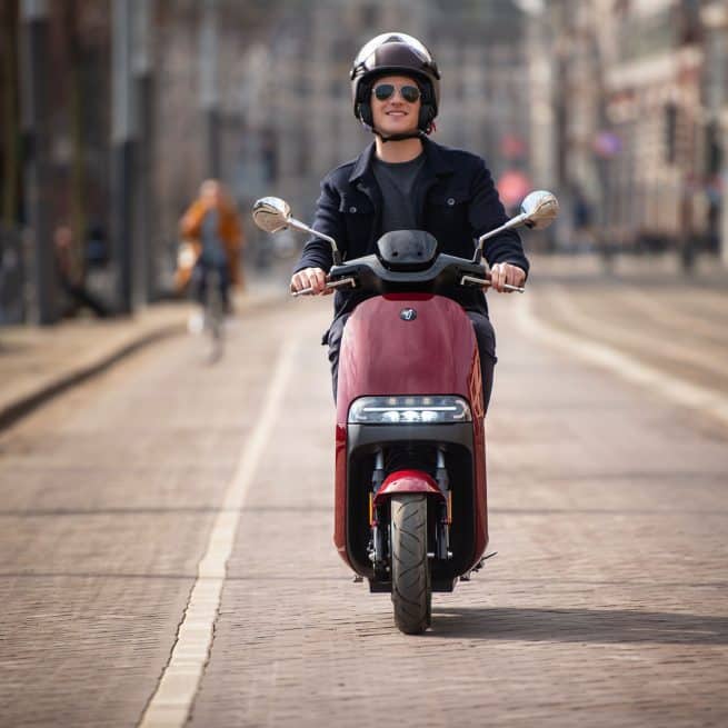 De face, un homme en train de rouler sur un Segway e125s red ruby