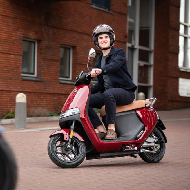 Un homme sur un Segway e125s en plein virage