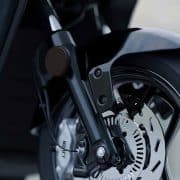 Segway E300SE garé dans la rue, gros plan sur le disque de frein avant
