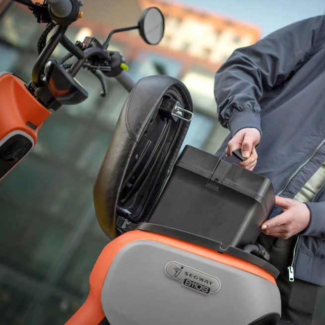 Homme en train d'extraire la batterie du Segway B110s