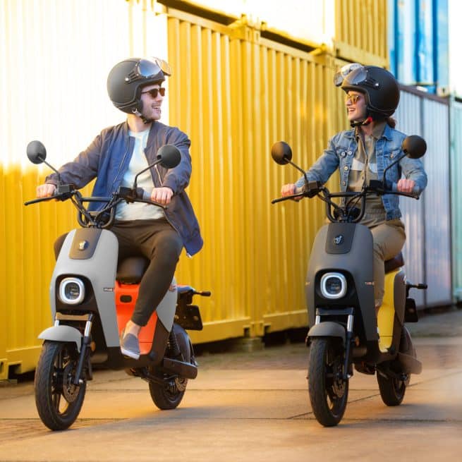 Couple sur deux Segway B110s