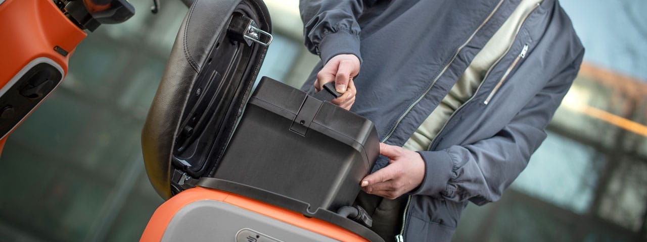 Jeune homme en train d'extraire la batterie du Segway B110S