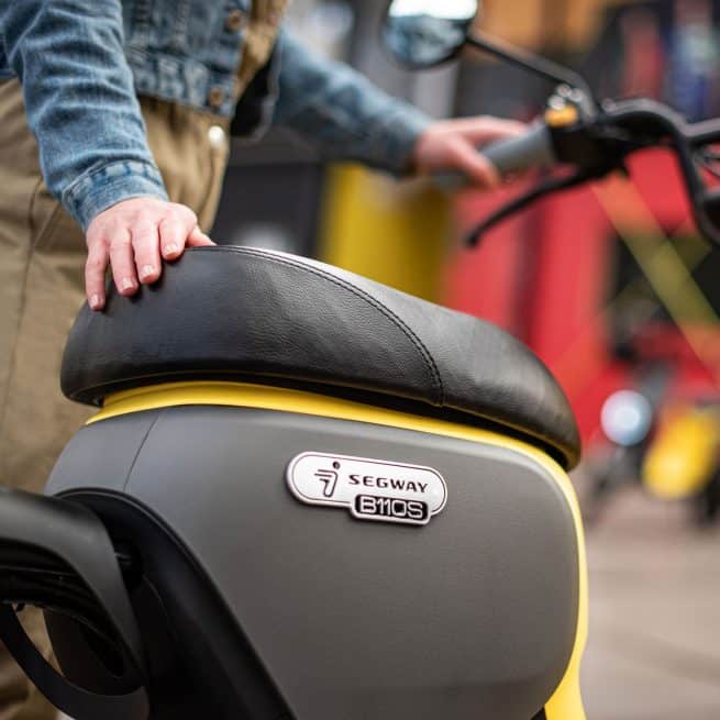 En gros plan, le logo du Segway B110s