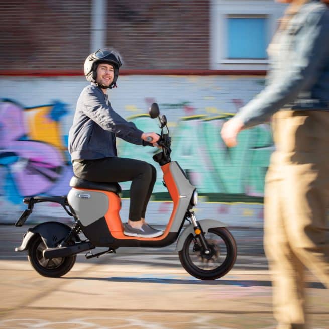 Homme roulant sur un Segway B110s