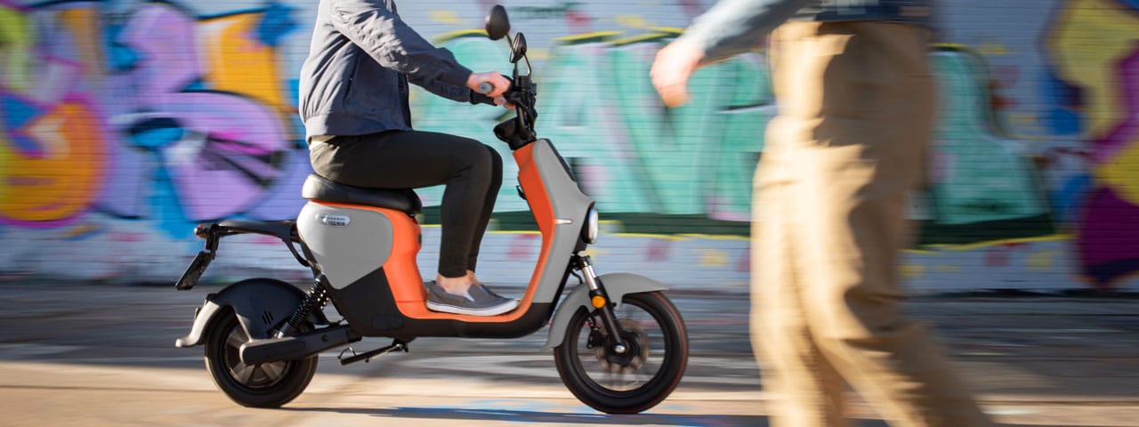 Jeune homme en train de circuler sur un segway b110s