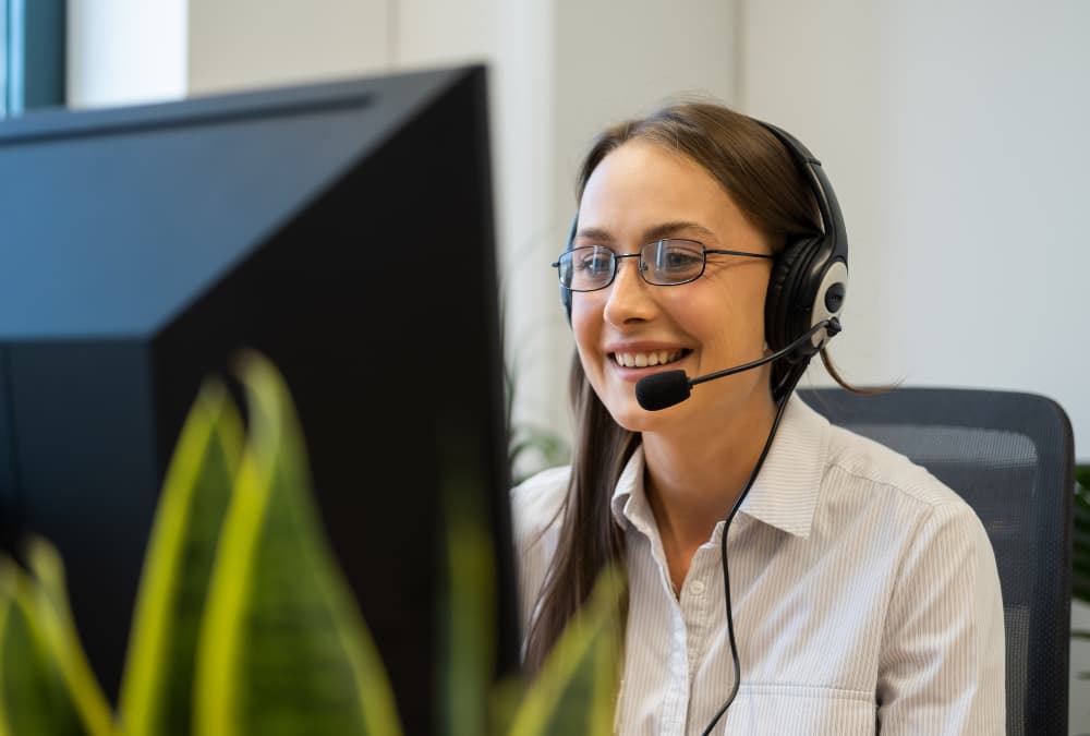 Jeune femme au téléphone en visio