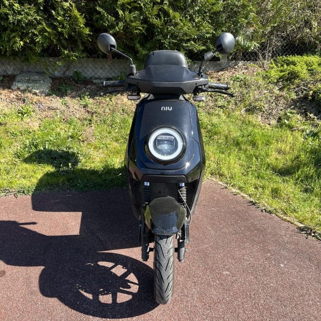Niu MQi GT Noir 45 km/h occasion 2745 km vue devant