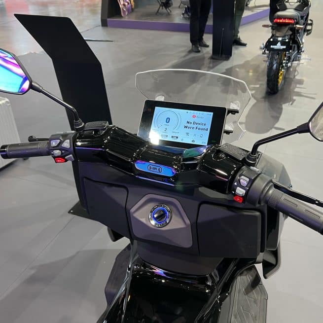 Le poste de pilotage du Sarkcyber HC10 durant l'EICMA 2022 de Milan