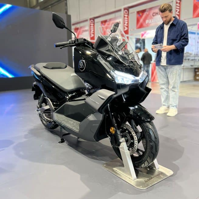 Le Sarkcyber HC10 lors de l'EICMA 2022