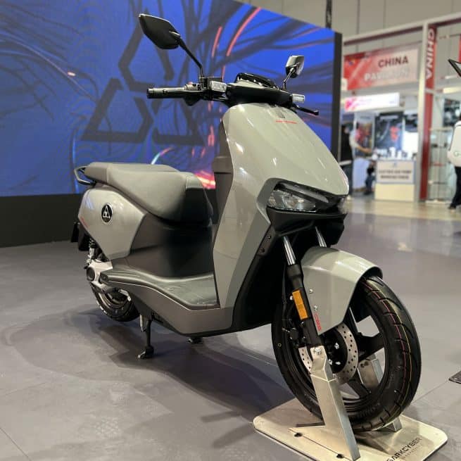 Sarkcyber HC200 eicma 2022 trois quart face droit