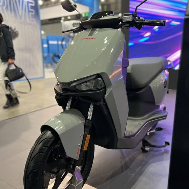 Lors de l'EICMA 2022, le Sarkcyber HC200 gris sur son stand