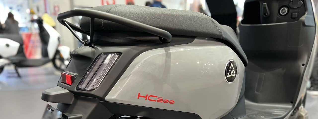 Lors de l'EICMA 2022, le Sarkcyber HC200 photographié de l'arrière