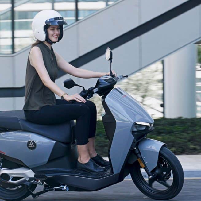 Sarkcyber HC200 jeune femme en train de rouler