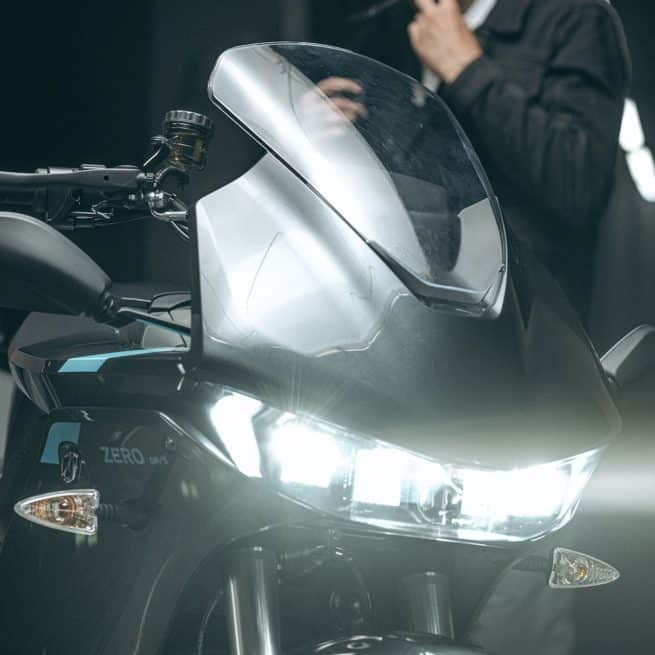 Gros plan sur le phare avant de la Zero Motorcycles Zero SR/S