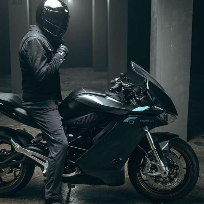 Zero Motorcycles Zero SR/S Riviera Metallic Cyan dans un parking souterrain