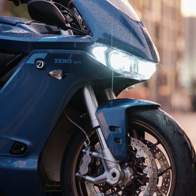 Zero Motorcycles Zero SR/S Riviera Metallic Cyan sous la pluie