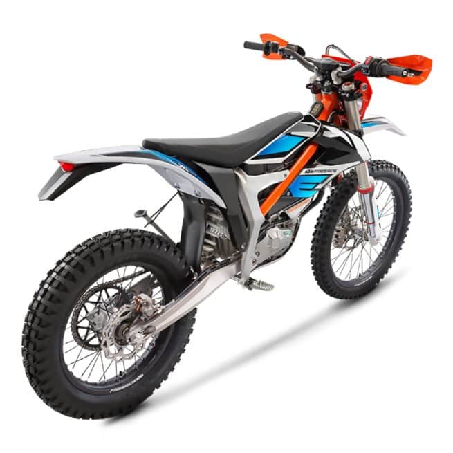 Trois quart arrière droit de la KTM Freeride E-XC