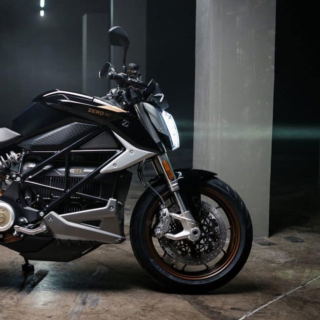 Zero Motorcycles Zero SR/F Jet Black Gold garée dans un parking souterrain, vue avant gauche