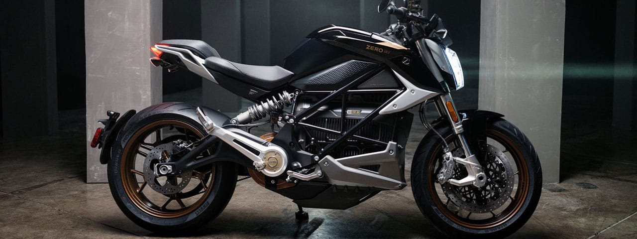 Zero Motorcycles Zero SR/F Jet Black Gold garée dans un parking souterrain