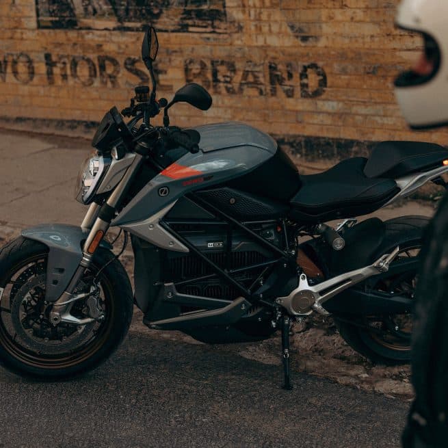 Le pilote et la Zero Motorcycles Zero SR/F garée dans la rue