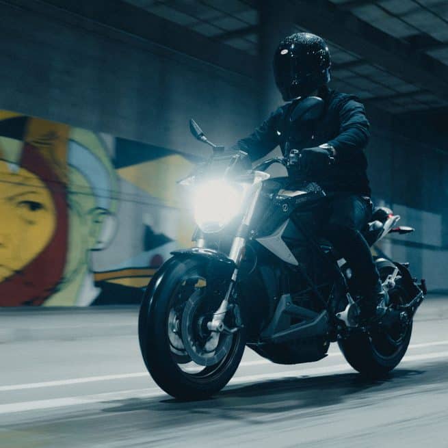 Zero Motorcycles Zero SR/F Jet Black Gold en train de rouler dans un tunnel