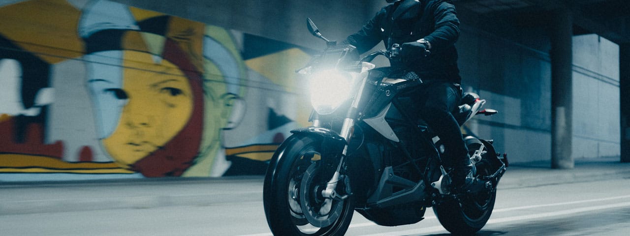 Zero Motorcycles Zero SR/F Jet Black Gold dans un tunnel, au format paysage