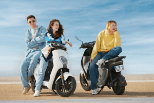 groupe d'ami sur le nouveau scooter honda électrique