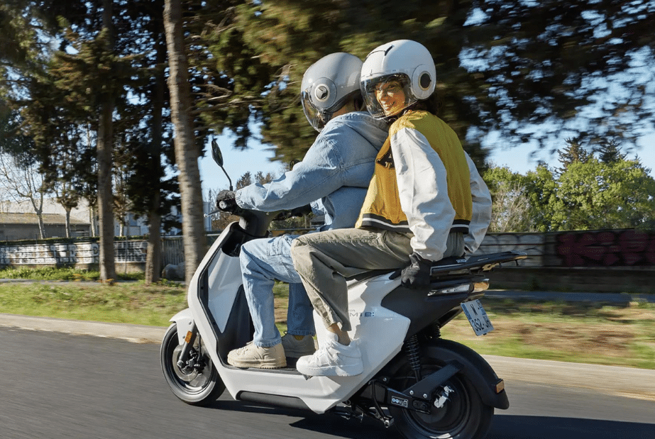 à deux sur le scooter EM1e