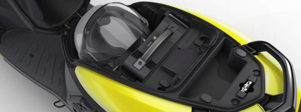 sous selle avec casque du kisbee se